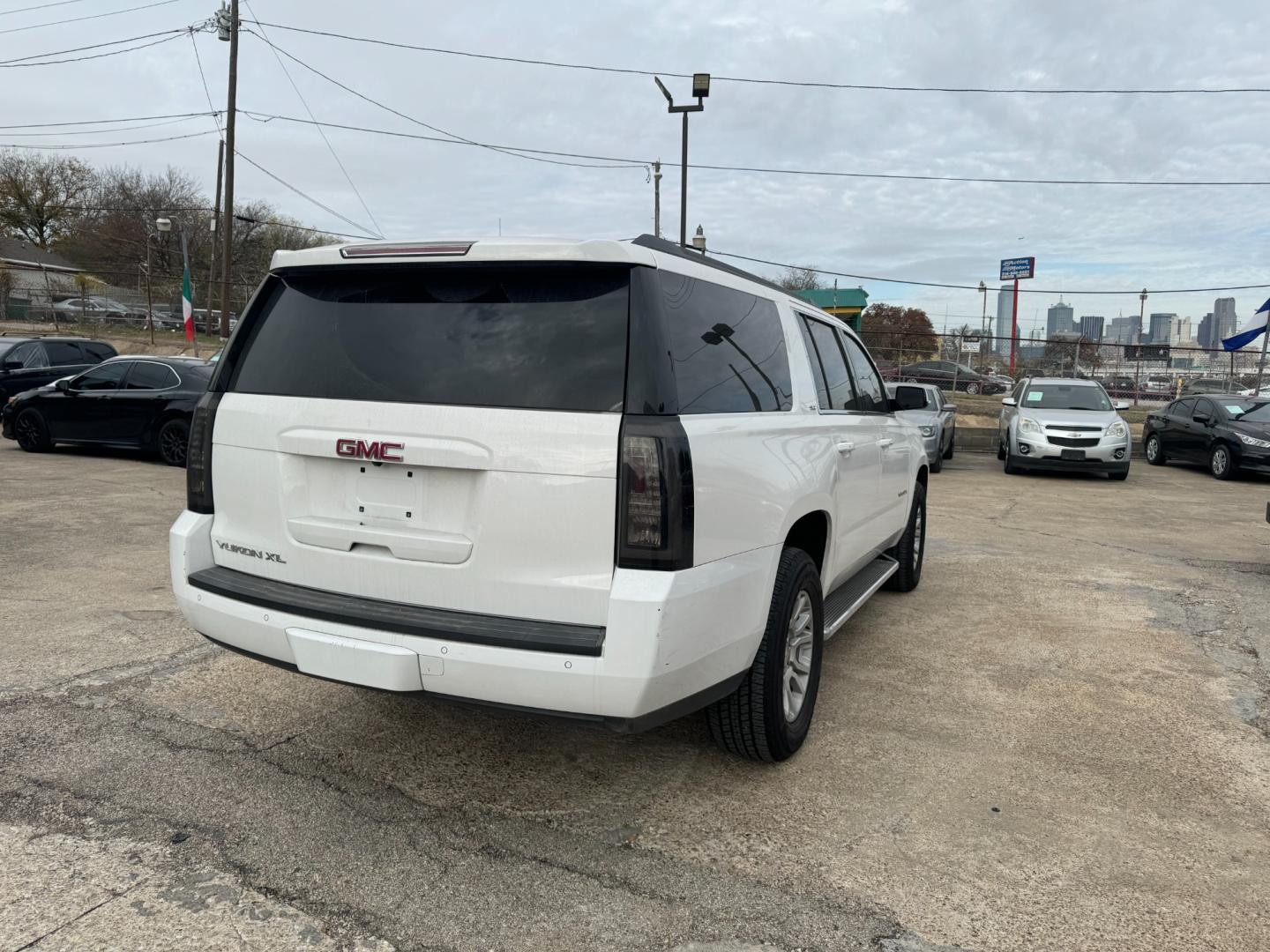 2015 GMC Yukon XL SLT 1/2 Ton 2WD (1GKS1HKC5FR) with an 5.3L V8 OHV 16V engine, 6-Speed Automatic transmission, located at 945 E. Jefferson Blvd, Dallas, TX, 75203, (214) 943-7777, 32.752514, -96.811630 - Photo#3